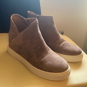 Like New Aerosoles wedge zip-up sneakers